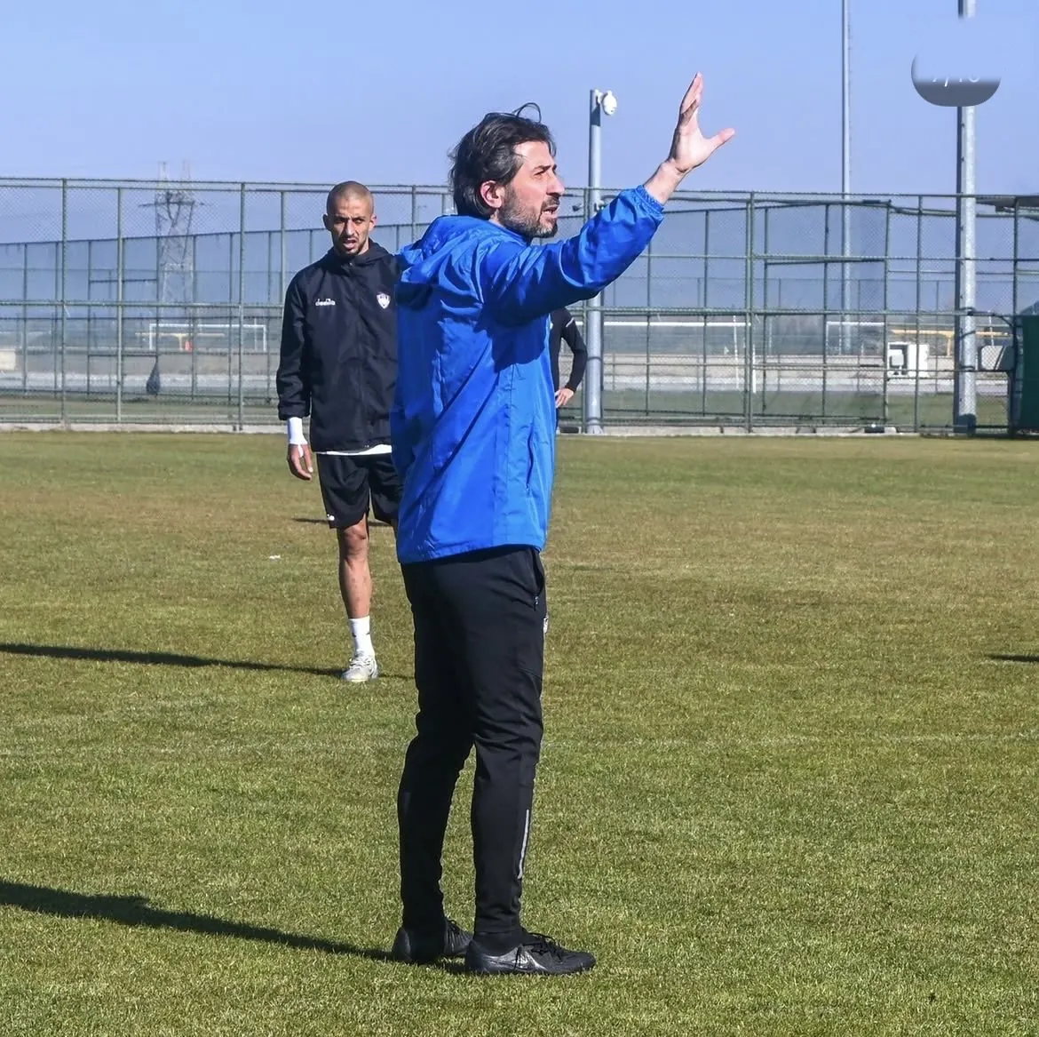 Serdar Hoşhan futbol antrenmanında saha içi yönetim